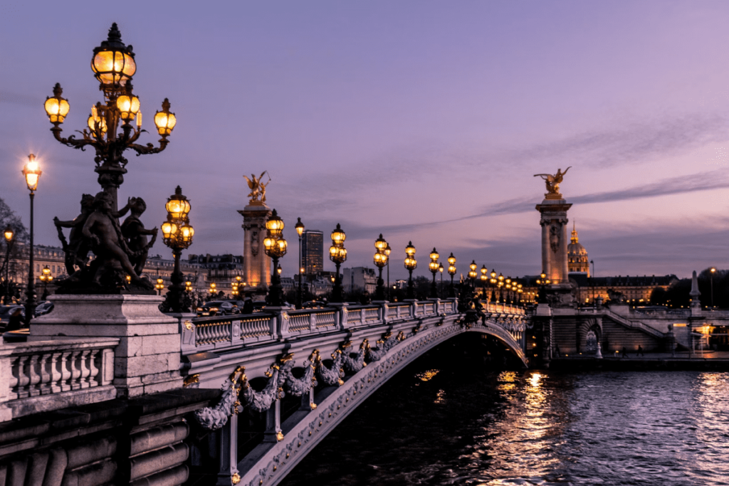 Vue sur le pont Alexandre III depuis une voiture de luxe