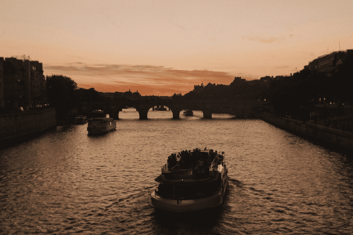 Bateau de luxe naviguant sur la Seine au coucher du soleil