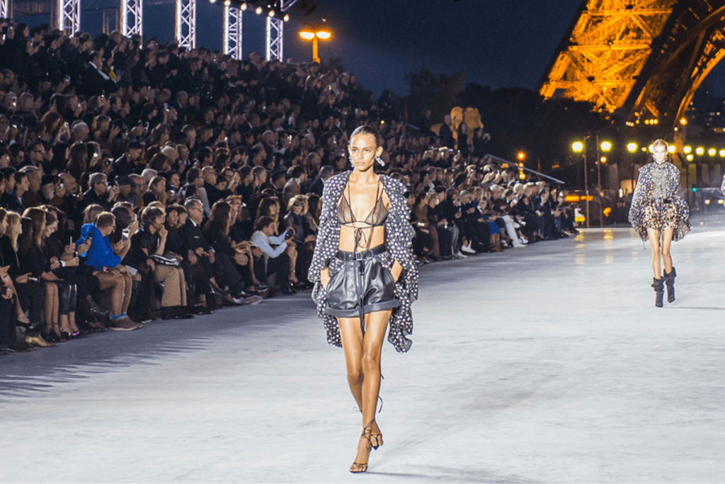 Défilé de mode en plein air lors de la Fashion Week à la Tour Eiffel