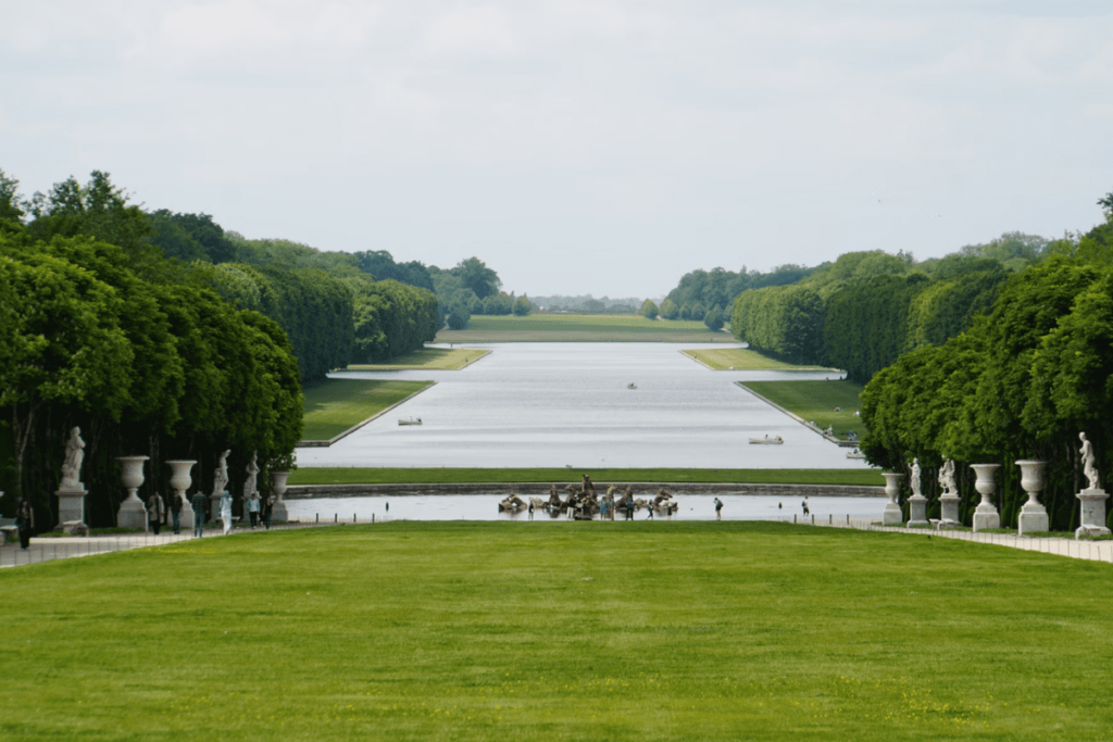 Véhicule de luxe avec chauffeur à destination du Château de Versailles