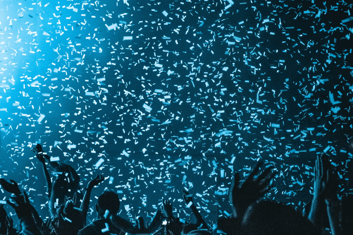 Foule célébrant avec lumières et confettis lors d'un gala