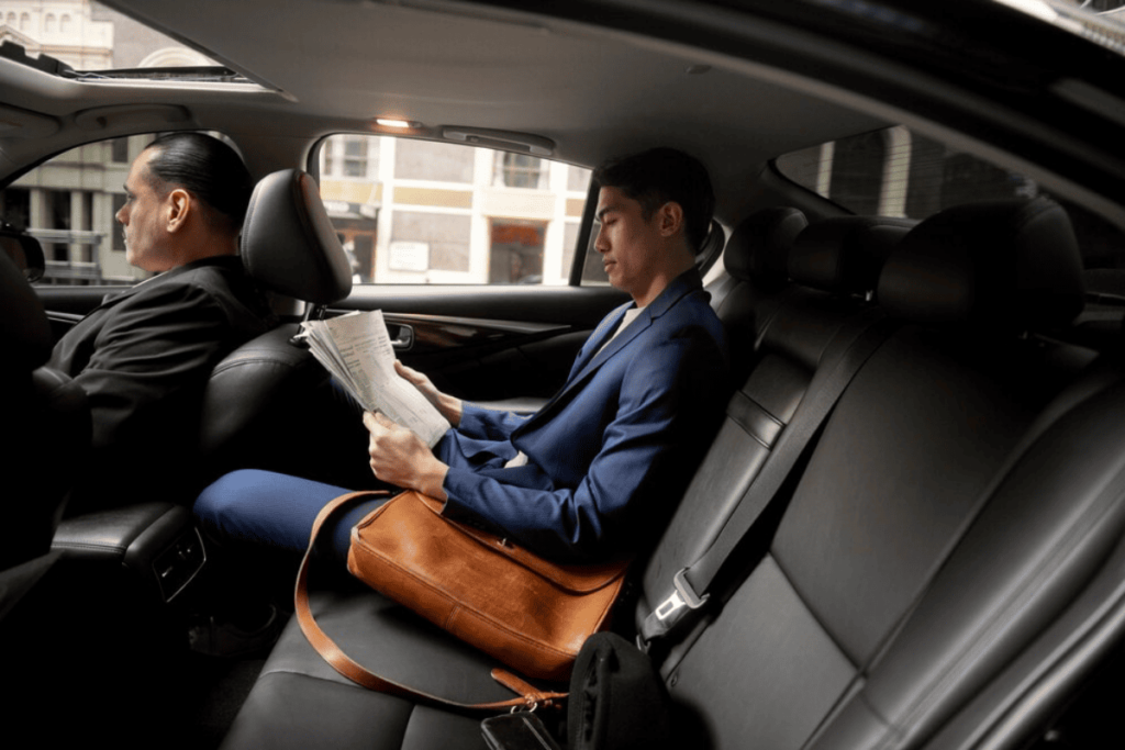 Voiture de luxe avec chauffeur privé traversant l'Avenue Montaigne