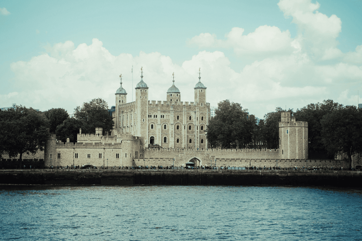 Yeoman Warder guidant une visite privée à la Tour de Londres