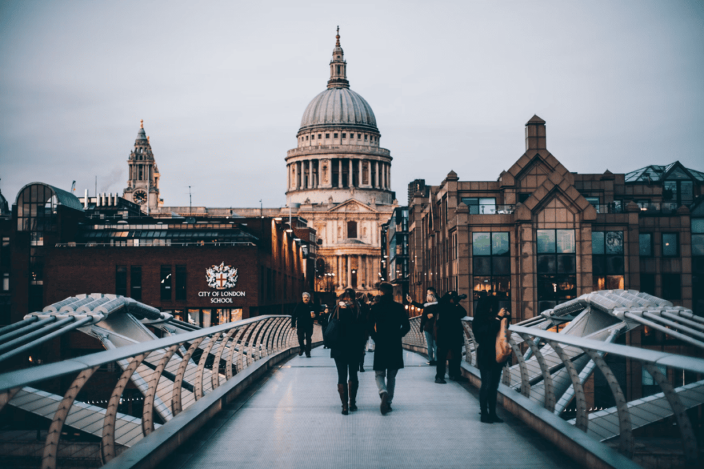 Vue sur la cathédrale Saint-Paul depuis un pont londonien