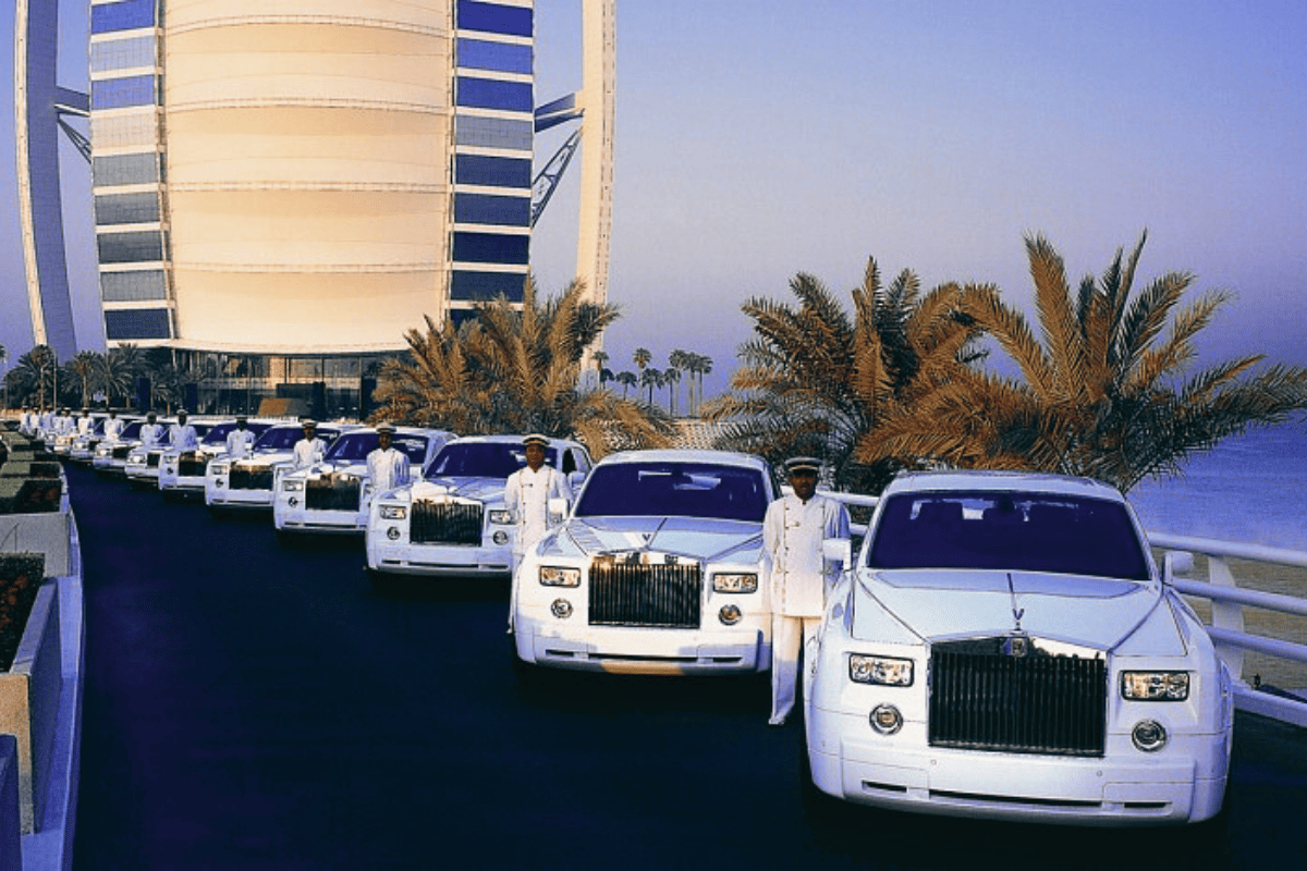 Rolls-Royce devant le Burj Al Arab à Dubaï