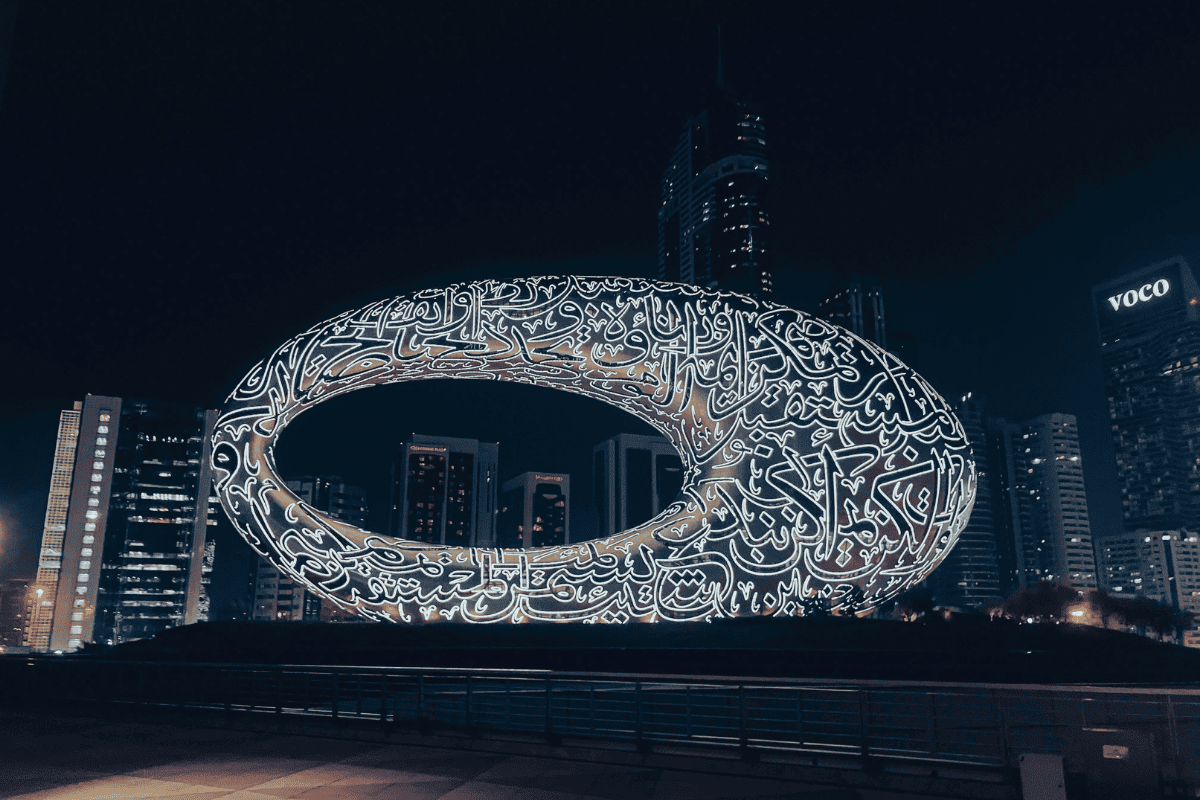 Vu sur le Dubaï Future Museum illuminé de nuit